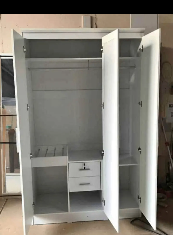 Armoire moderne en bois blanc