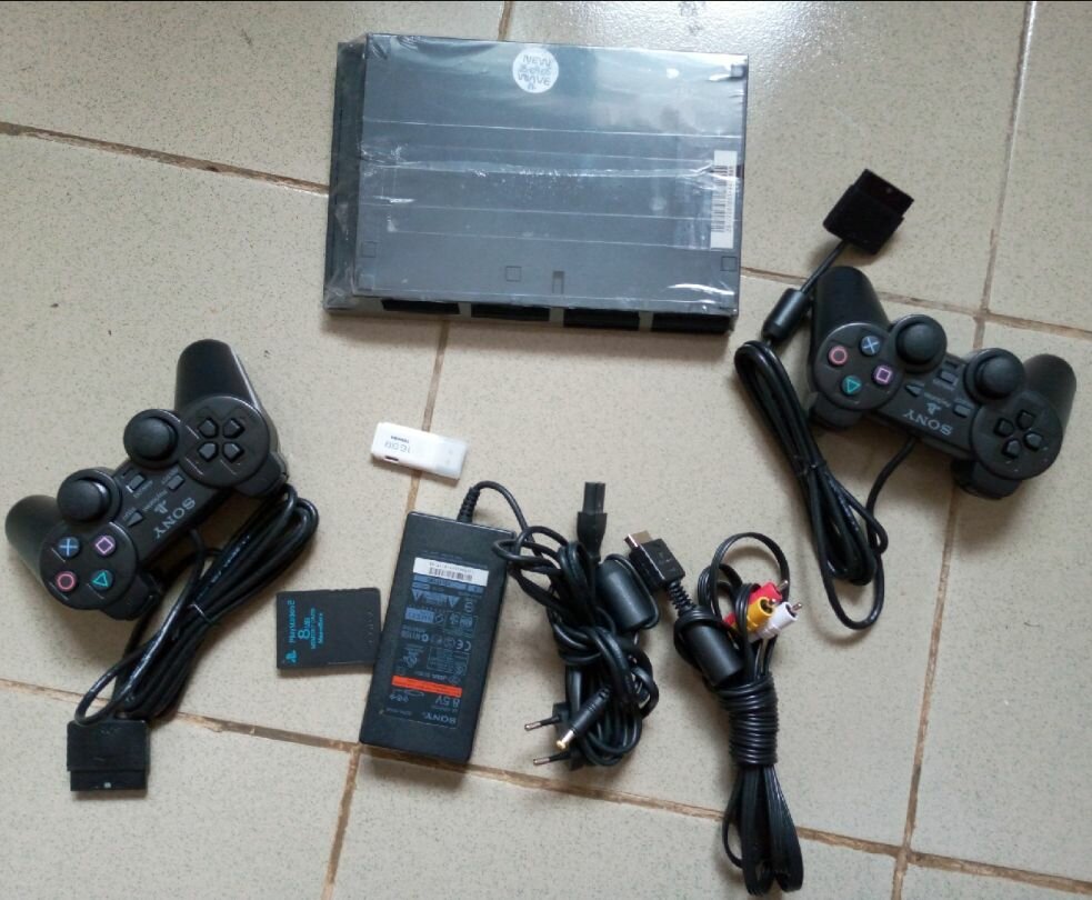 PS2 slim craquée avec 20 jeux