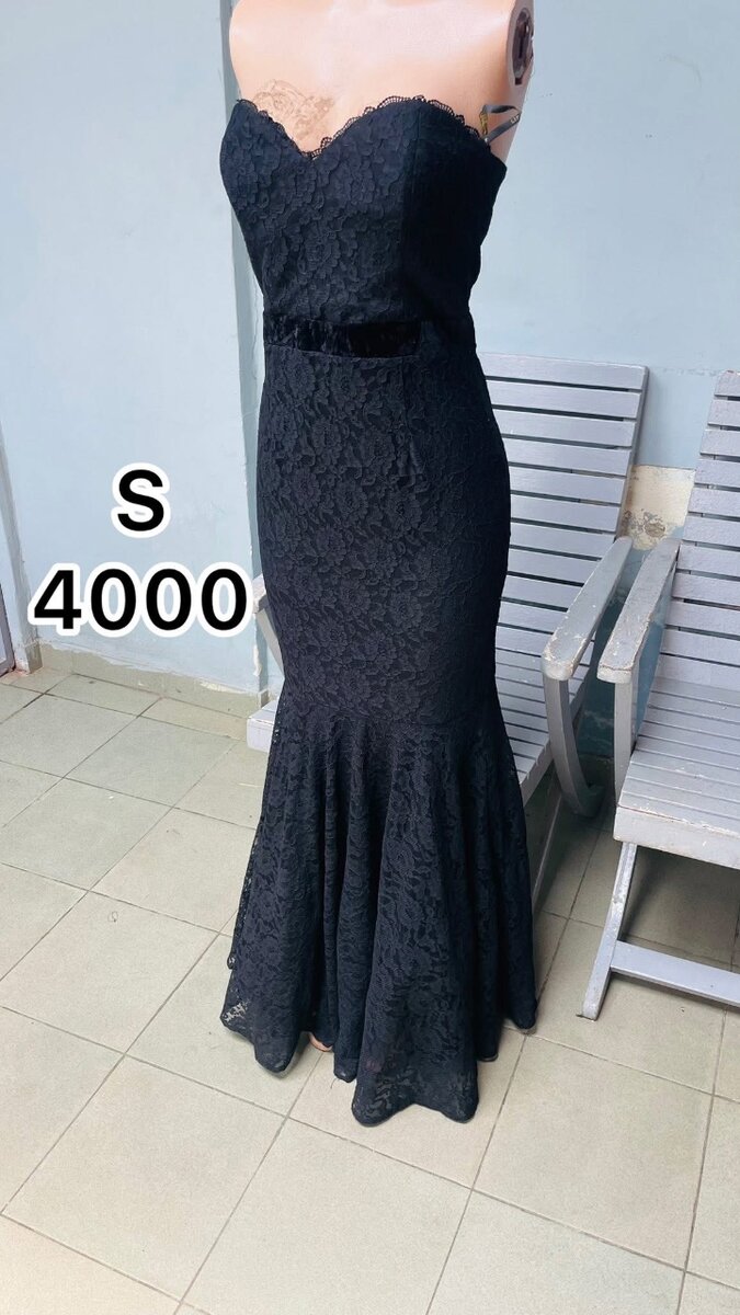 Robe longue en dentelle noire