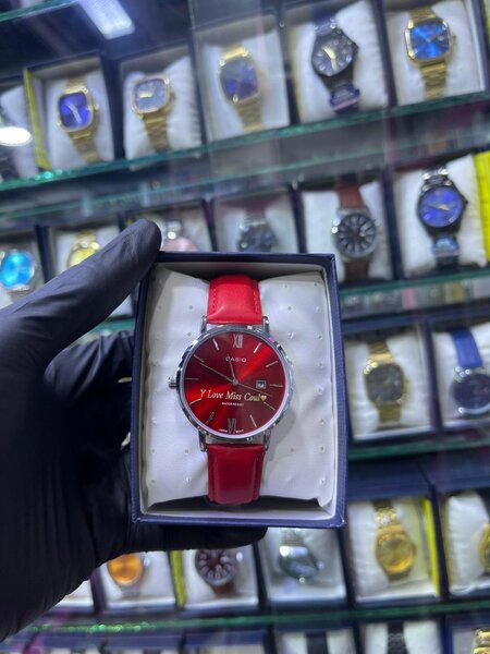 Montre élégante en cuir rouge