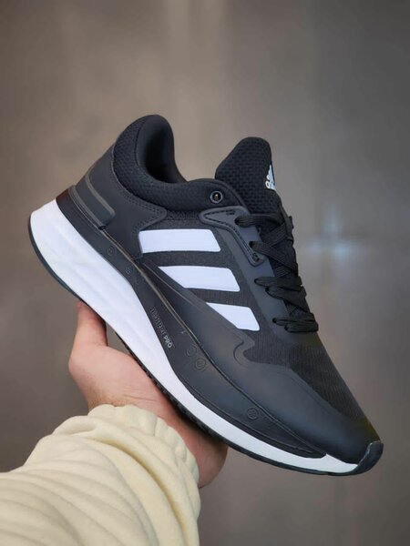 Chaussures Adidas pour le sport