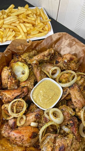 Délices de Poulet Grillé et Poisson Frit