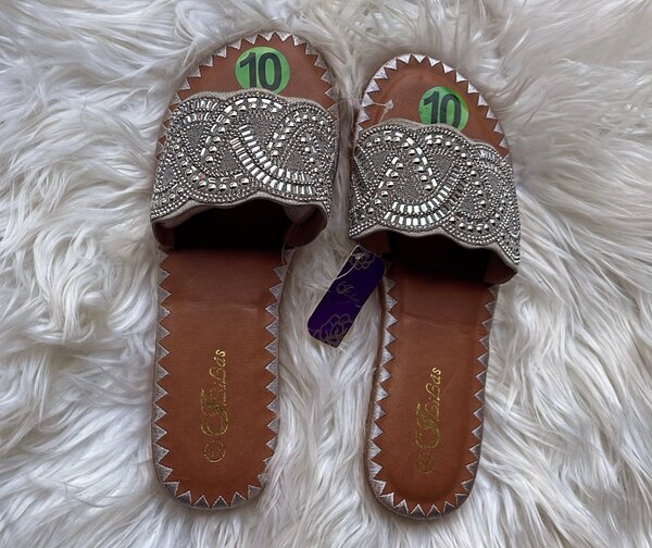 Sandales plates en cuir brodé