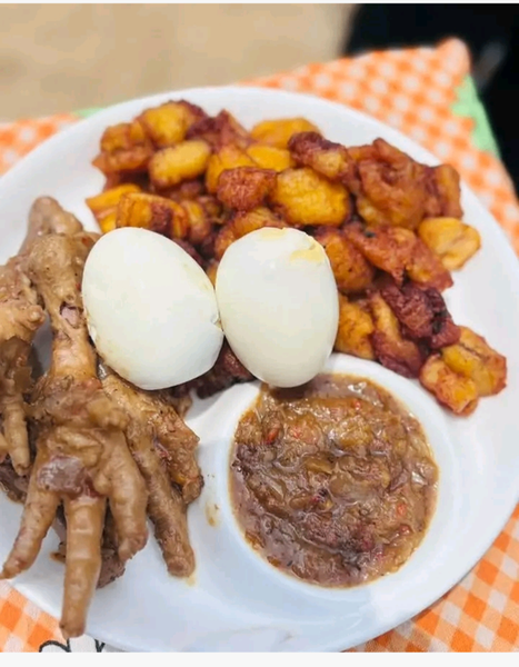 Délicieux plat de poulet et plantains