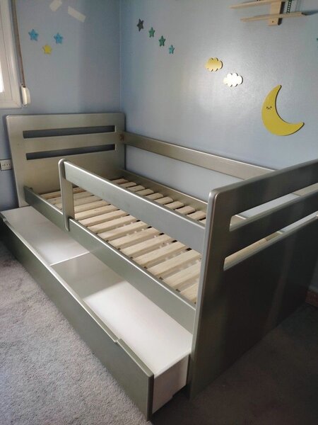 Lit enfant avec tiroirs intégrés