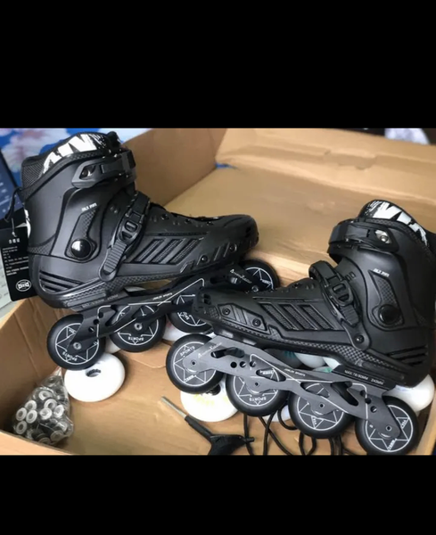 Roller en ligne noir robuste