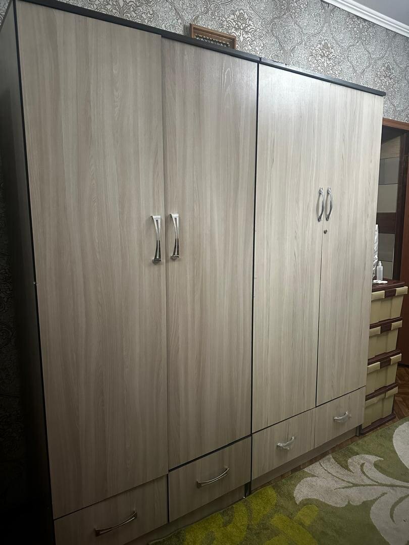 1 Шкаф купе 11000 сом. 3 обычных шкафа по 5000