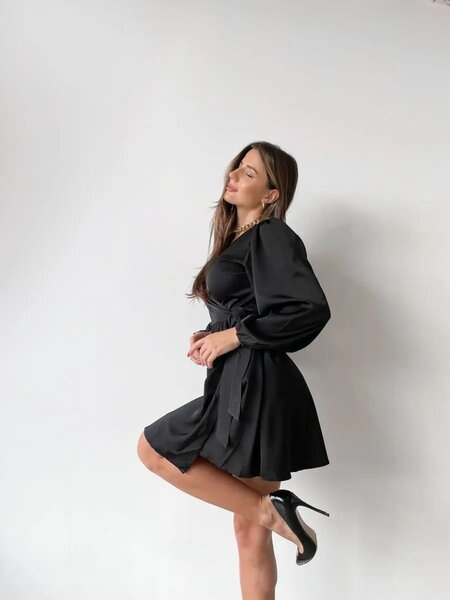 Шелковое платье на запах.