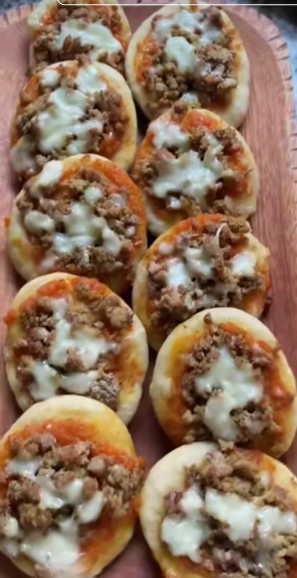 Mini pizzas et empanadas savoureuses