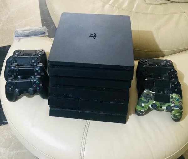 PS4 slim and Ps4 standard