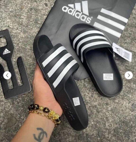 Claquettes Adidas noires classiques