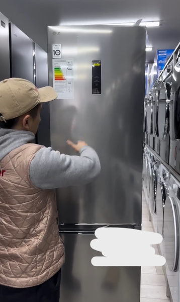 Холодильник Стальной Высота: 2 м NoFrost Внешний дисплей MetalCooling Серебристый Вместимость 7 кг Инверторный мотор