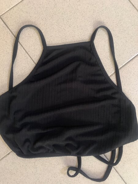 Haut court noir tendance femme