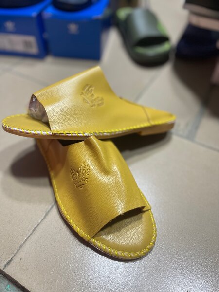 Sandales ouvertes jaunes élégantes