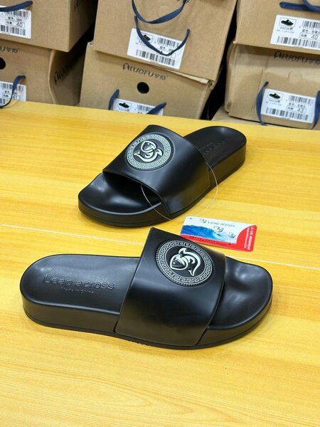 Tongs en cuir élégantes