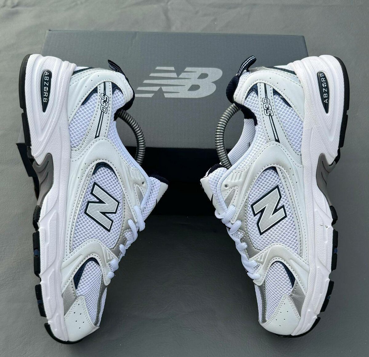 UNE CHAUSSURE NEW BALANCE ORIGINALE