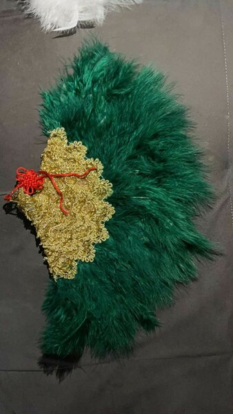 Éventail en plumes vertes