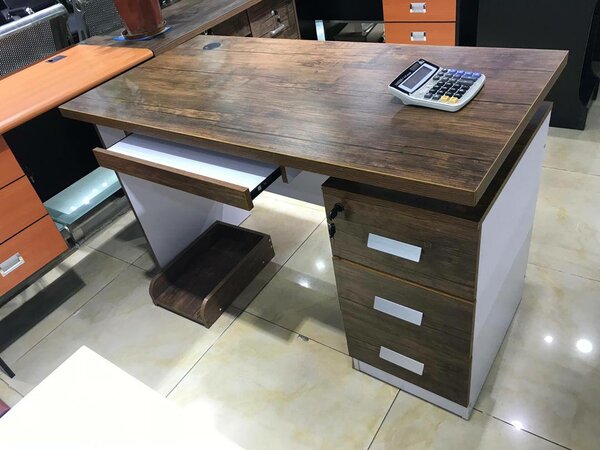 Bureau en bois avec tiroirs