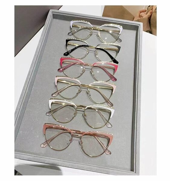 Colormatic glasses