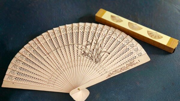 Éventail pliant en bois élégant