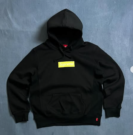 New release Supreme thick hoodie size : M 