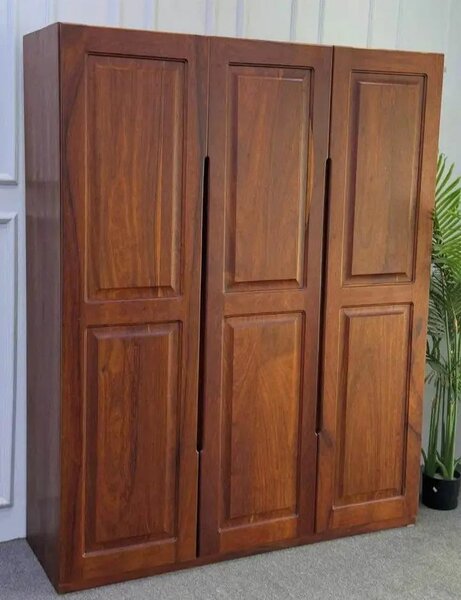 Armoire en bois massif élégante