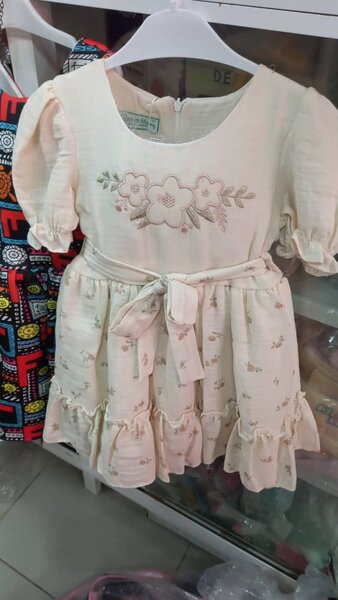 Robe Enfant Brodée Élégante