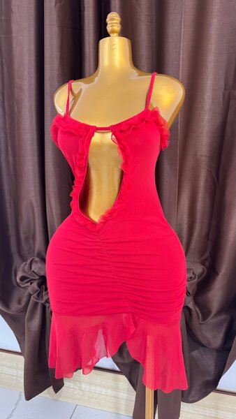 Robe rouge élégante à volants