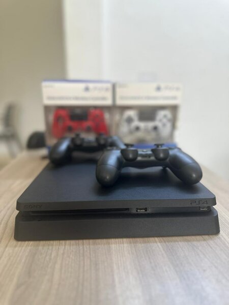 ps4 slim/10jeux 2manettes