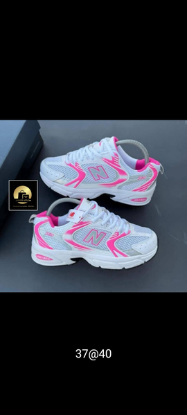 Baskets blanches et roses