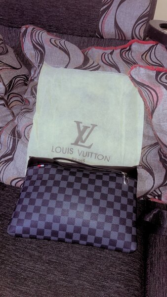 Pochette en cuir à carreaux