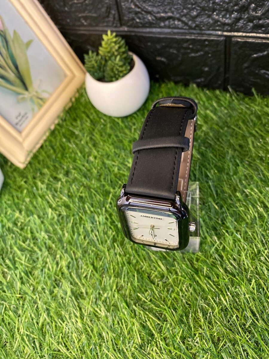 Montre en cuir noir minimaliste