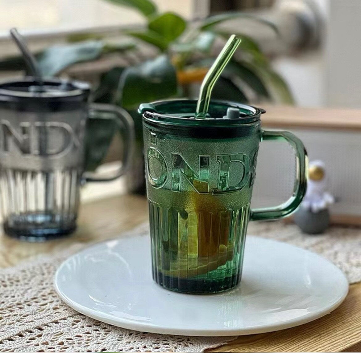 Verre à boire vert avec paille
