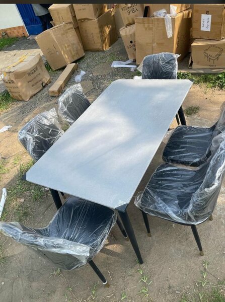 Table et chaises modernes