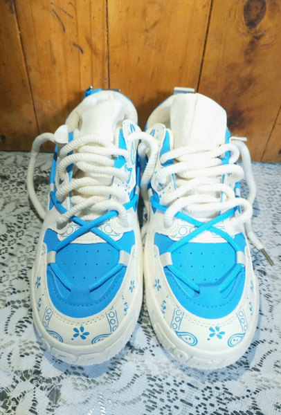 Baskets à motifs bleu clair