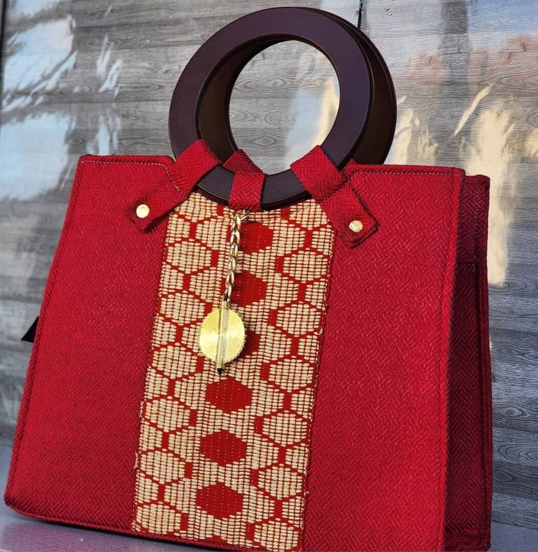 Sac à main en tissu multicolore avec poignées en bois