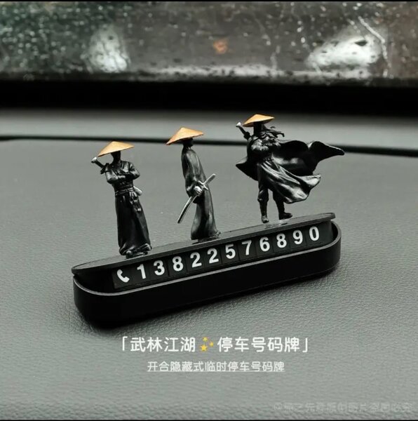 Фигурка древнего самурая для салона автомобиля.