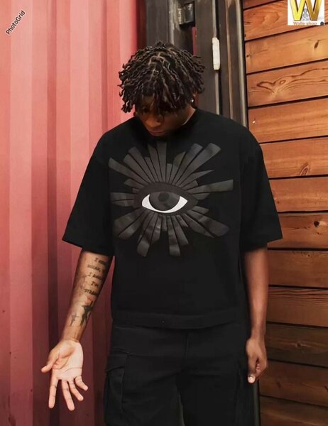 T-shirt noir avec imprimé œil