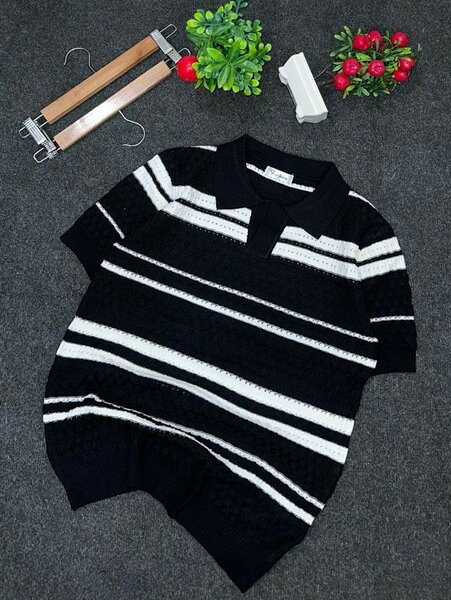 Polo en tricot rayé élégant