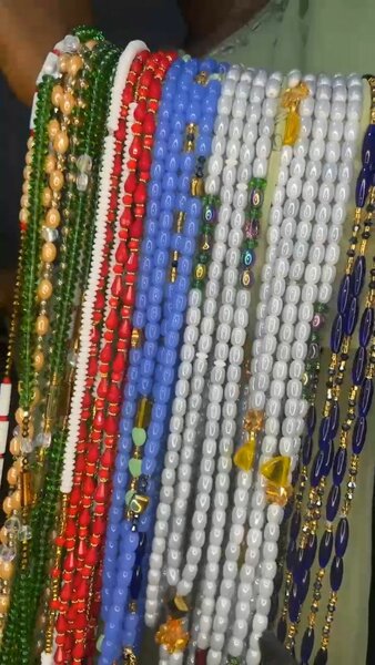 Colliers en perles colorées