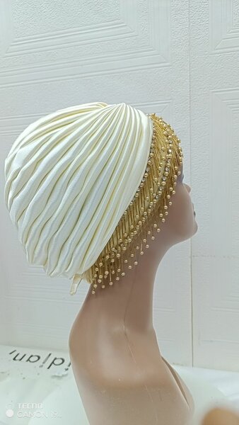 Turban élégant doré perles