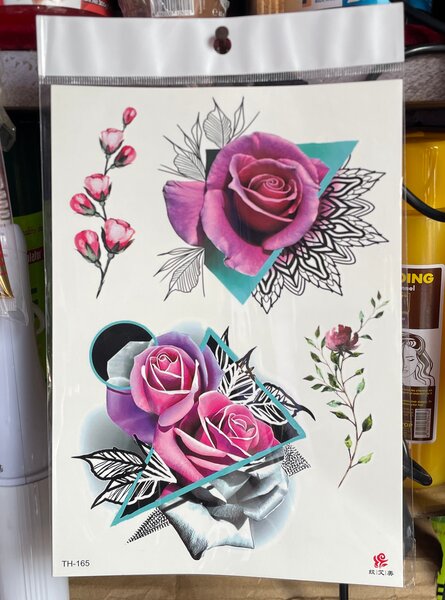 Tatouages temporaires roses papillon