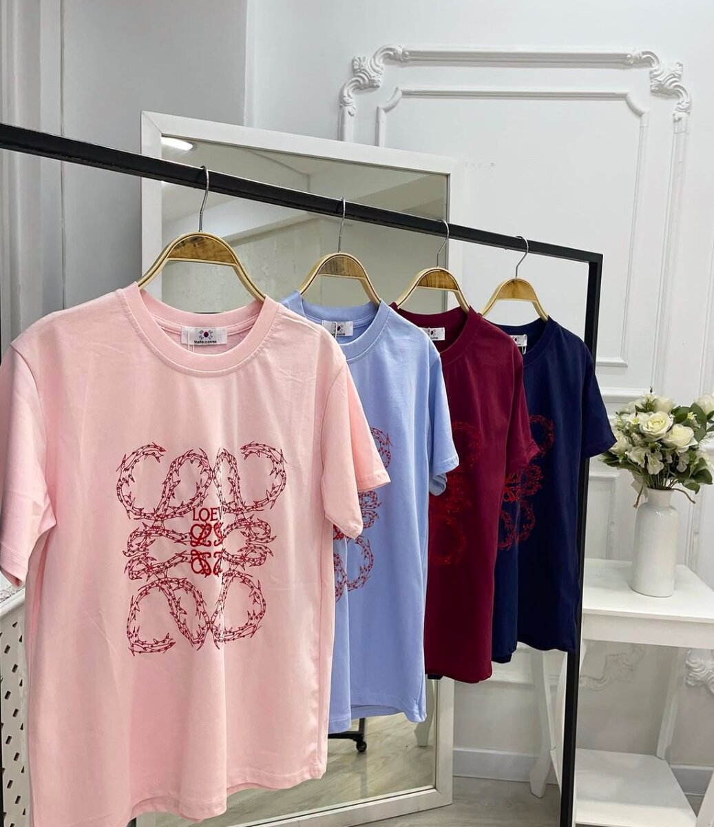 Стильная футболка под L️️oWE