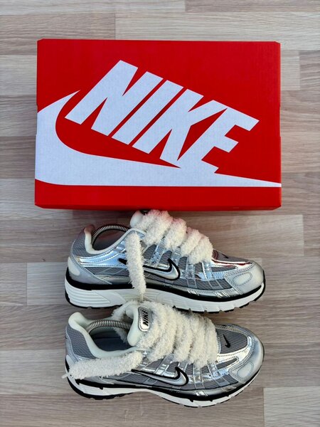 Baskets Nike argentées