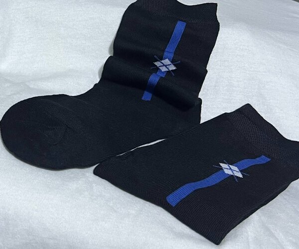 Chaussettes noires avec motif bleu