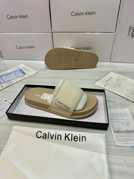 Sandales Calvin Klein avec le coffret