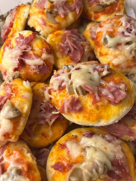 Mini-pizzas savoureuses aux champignons