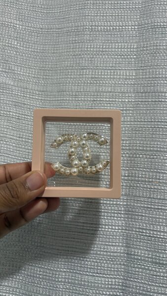 Broche élégante en strass