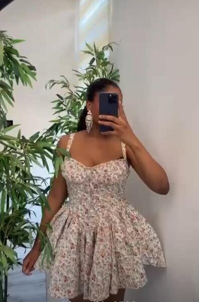 Robe courte à motifs floraux