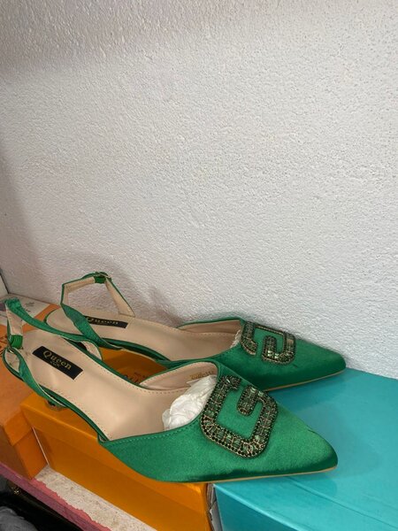 Escarpins verts à talons originaux